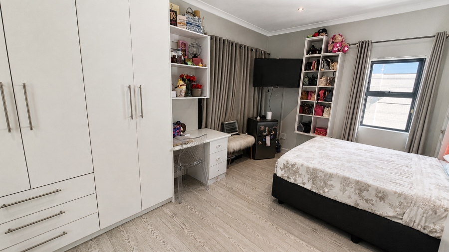 5 Bedroom Property for Sale in Sunningdale Western Cape